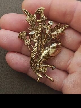 1950s/60s Gold Tone With Rhinestone Accents Scottish Bagpipe & Thistle Brooch